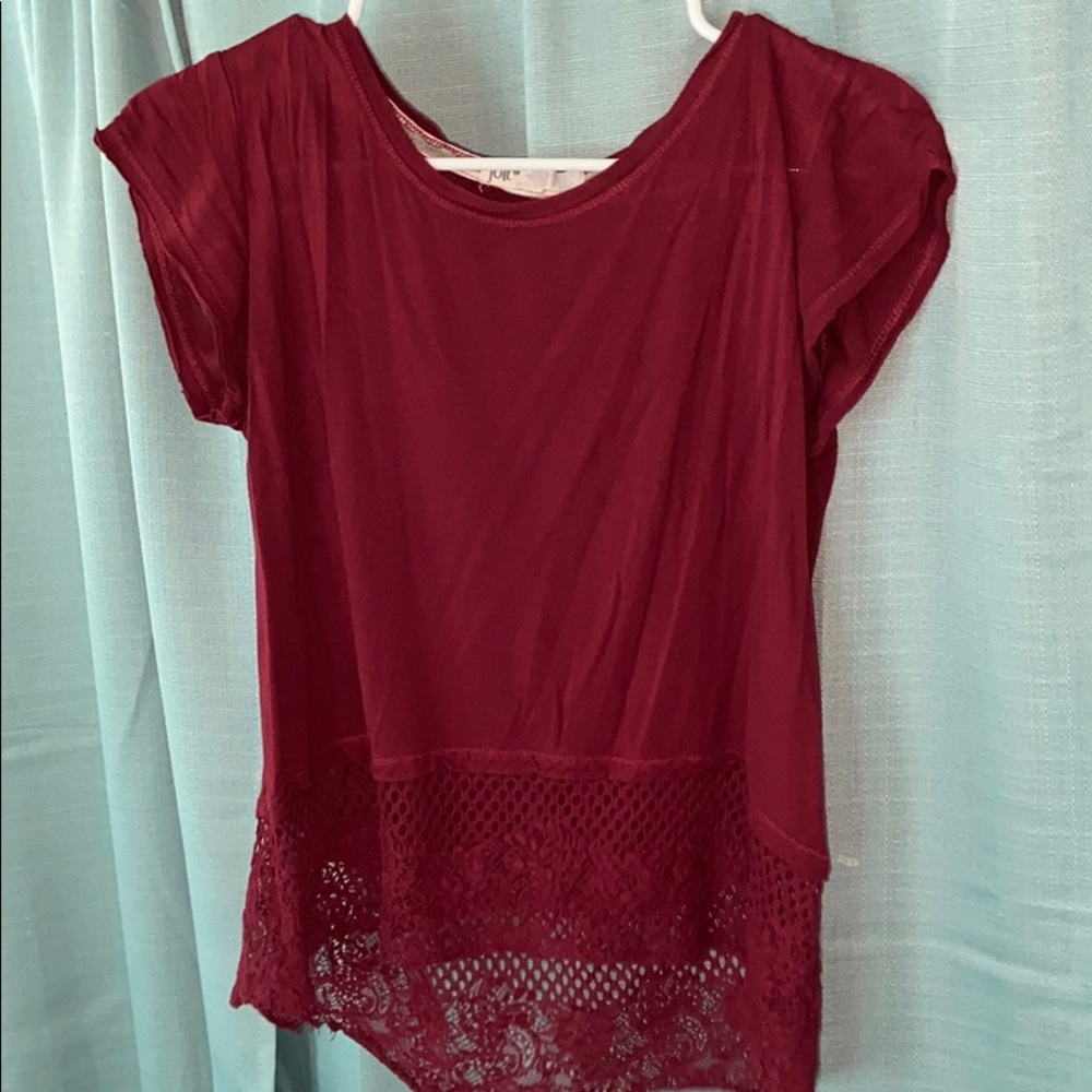 Short sleeve shirt with accent on bottom